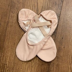 *NIB* Bloch dusty pink brand new ballet slippers. New in bag. Girls size 5b